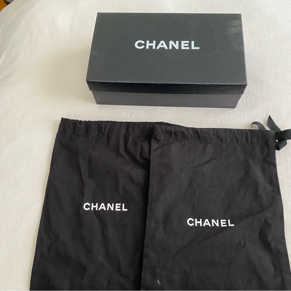 CHANEL Cream Peep-Toe Heels with Gold Chain - Picture 12 of 16